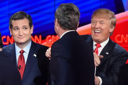 Jeb Bush (de espaldas) bromea con Ted Cruz (izquierda) y Donald Trump, al final del debate.