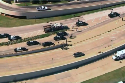 Policía en las inmediaciones del aeropuerto de Oklahoma donde se ha producido el tiroteo.