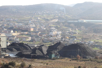Carbón apilado junto al lavadero del pozo Alicia en Fabero, en una imagen de archivo. L. DE LA MATA