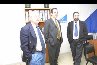 Valcarce, en el centro, junto al presidente del partido, Víctor Faba (a la derecha) y Julián García, candidato en Bembibre.