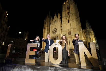 La candidatura popular, liderada por Ester Muñoz, en la Catedral. RAMIRO