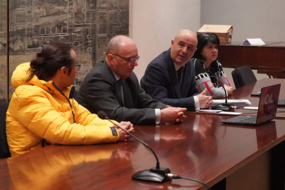 Llorente mira a Víctor Álvarez, edil de Valverde, para alabar el dinamismo digital del municipio. J. NOTARIO