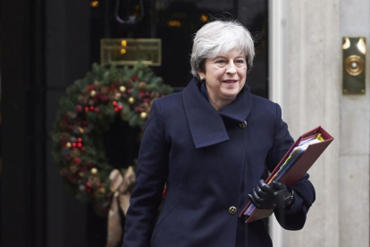 La primera ministra británica, Theresa May, abandonando la residencia gubernamental de Downting Street.