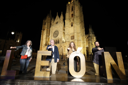 La candidatura popular, liderada por Ester Muñoz, en la Catedral. RAMIRO