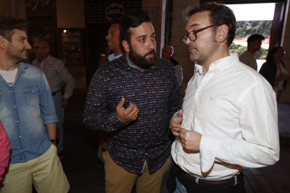 La candidatura popular, liderada por Ester Muñoz, en la Catedral. RAMIRO