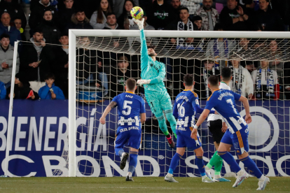 Amir Abedzadeh de la SD Ponferradina durante el partido de la Liga Smartbank 22-23  Segunda División Jornada 26 entre la SD Ponferradina y ell Racing de Santander disputado en el Estadio de El Toralin en Ponferrada.Foto Luis de la Mata