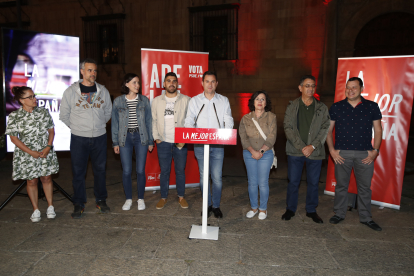 Los socialistas de Cendón hicieron la pegada digital en Botines. RAMIRO