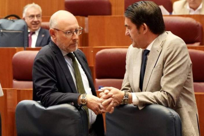 Juan Carlos Suárez-Quiñones, conversa con el procurador de Vox Ignacio Sicilia. LETICIA PÉREZ