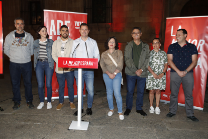 Los socialistas de Cendón hicieron la pegada digital en Botines. RAMIRO