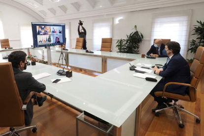 Mañueco, Igea y Carriedo ayer, durante la reunión por videoconferencia con Margrethe Vestager. R. GARCÍA