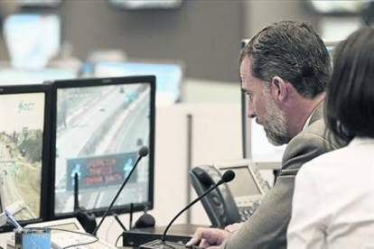Felipe, ayer, ante una pantalla de control de la sede central de la Dirección General de Tráfico, en Madrid.