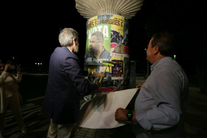 Los candidatos de Vox arrancaron la campaña en la plaza de Guzmán. FERNANDO OTERO