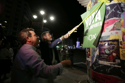 Los candidatos de Vox arrancaron la campaña en la plaza de Guzmán. FERNANDO OTERO