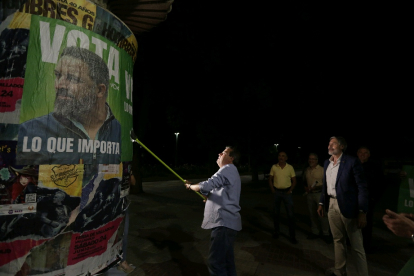 Los candidatos de Vox arrancaron la campaña en la plaza de Guzmán. FERNANDO OTERO