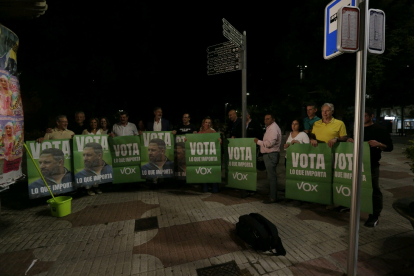 Los candidatos de Vox arrancaron la campaña en la plaza de Guzmán. FERNANDO OTERO