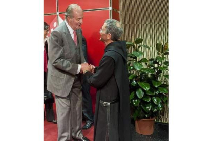Su Majestad el Rey Juan Carlos I saluda al abad de Silos.