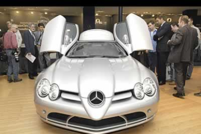 Este mercedes es uno de los múltiples modelos de esta marca que se podrán observar en la muestra. El SLR McLaren conjuga una estética cincuentera con una técnica de la Fórmula 1.