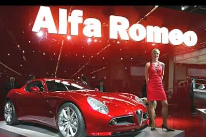 Grandes fluorescentes y coches impecables son unos de los reclamos de Alfa Romeo para atraer todas las miradas.