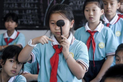Alumnos de un colegio de Huzhou comprueban su agudeza visual en clase.