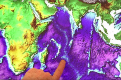 El profesor Lewis Ashwal señala el punto del océano Índico donde, según su investigación, se formó el 'continente perdido' Mauritia.