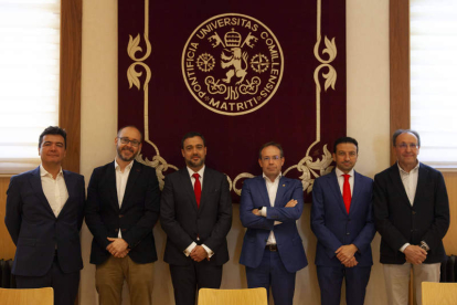Los representantes de la Universidad de Comillas y de la empresa ubicada en León, durante el acuerdo. DL