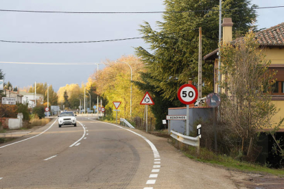 La carretera CL-623 es habitualmente muy transitada por los ciclistas. FERNANDO OTERO