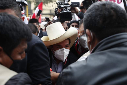 Pedro Castillo camina ayer entra la multitud en Lima. PAOLO AGUILAR