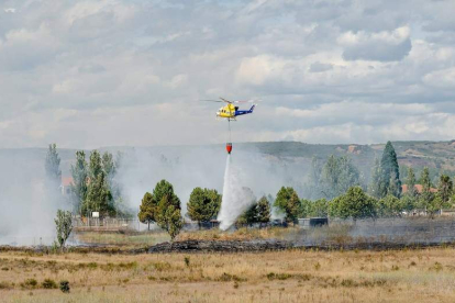 Un helicóptero trabaja en el incendio de Mansilla del Esla. A.C.