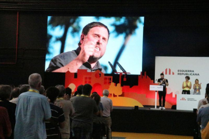 Imagen de Oriol Junqueras en una pantalla durante la conferencia nacional de ERC, este sábado.