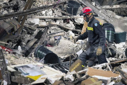 Los equipos de rescate trabajando este domingo en Rosny-sous-Bois, cerca de París, después del derrumbe de un edificio.