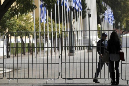 El centro de Atenas permanece vallado para garantizar la seguridad por la visita de Obama.