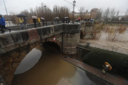 El puente histórico de San Marcos será revisado tras la riada por si ha sufrido daños estructurales. JESÚS F. SALVADORES