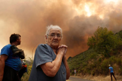 Fotografía del incendio, que fue portada en el DIARIO DE LEÓN en 2017 y ganó el premio nacional Antonio Mingote. JESÚS F. SALVADORES