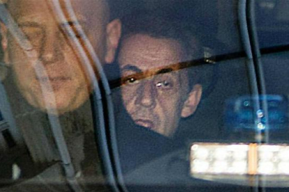 Sarkozy (detrás), a su llegada al tribunal de París para declarar por el 'caso Bygmalion'.