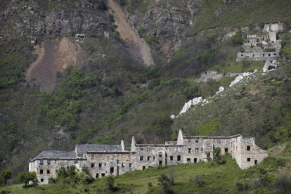 Los restos del poblado minero de la Peña do Seo y sobre ellos, en la montaña, las gargantas de las galerías del wólfram.