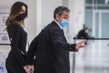 Nicolas Sarkozy abandona los juzgados con su esposa, Carla Bruni. CHRISTOPHE PETIT TESSON