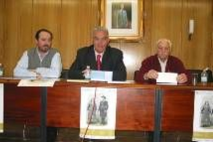 El presidente de Caja España y de la Cámara de Comercio, en el centro, presentaron los actos