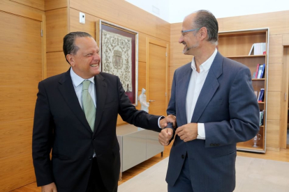 El presidente de las Cortes, Luis Fuentes, recibe al presidente del Consejo de Cuentas de Castilla y León, Mario Amilivia. ICAL