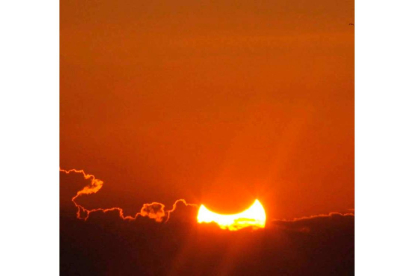 Vista desde Murcia de un eclipse parcial de Sol en el año 2011. JUAN ORTEGA
