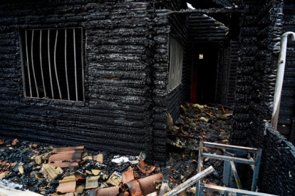 Arde de madrugada una caseta destinada a oficina en los huertos de La Candamia de León. CAMPILLO