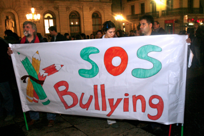 Manifestación en protesta por agresiones sufridas por profesores en otra provincia. TONI GARRIGA / EFE