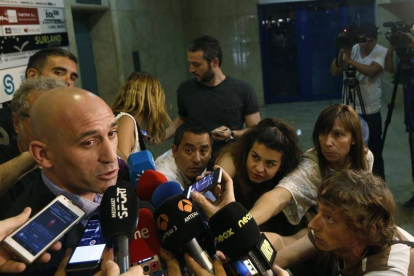 El presidente de la Asociación de Futbolistas Españoles (AFE), Luis Rubiales, atiende a los medios de comunicación.
