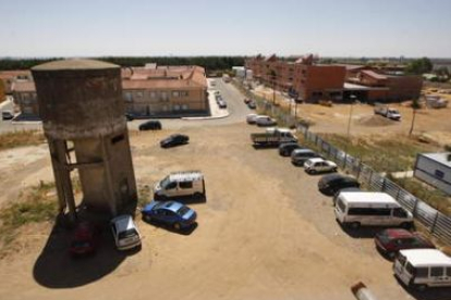 Vista de la parcela que ofrece Valverde para trasladar el cuartel de Armunia, junto al GRS (a la der