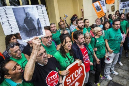 Miembros de la PAH intentan parar un desahucio en València, en septiembre del 2015.