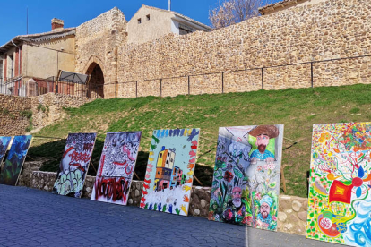 Detalle de la exposición ‘Del reciclaje al arte público’, que reúne obras de 20 artistas. DL