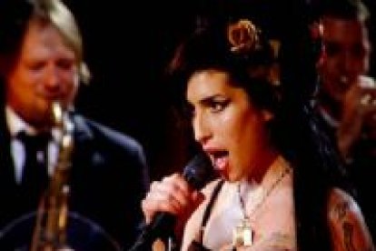 Las bodas de oro de la gala de los Grammy, el mayor espectáculo de la industria de la música, se saldaron hoy con el arrollador éxito de la británica Amy Winehouse, que consiguió cinco de los seis premios a los que aspiraba en la presente edición.