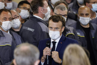 Macron, en una visita ayer a la factoría de Renault. LUDOVIC MARIN