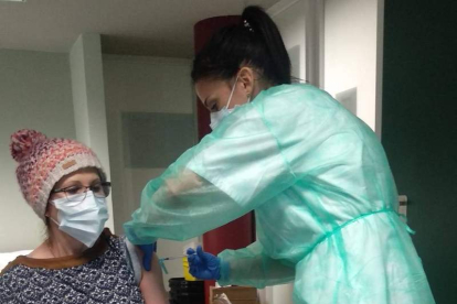 Una celadora de la UCI recibe la vacuna de Moderna. DL