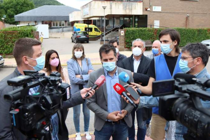Luis Tudanca, atendiendo a los medios, frente al centro de salud de Cistierna. PSOECYL