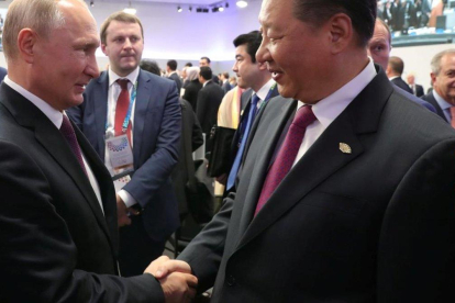 Putin y Xi Jingpin se saludan durante la cumbre del G2'